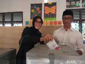 Titip HP di Luar Bilik Suara, Walkot Banda Aceh Coblos di Lamdingin