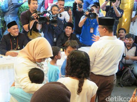 Anies mencoblos di Cilandak, Jakarta Selatan. 