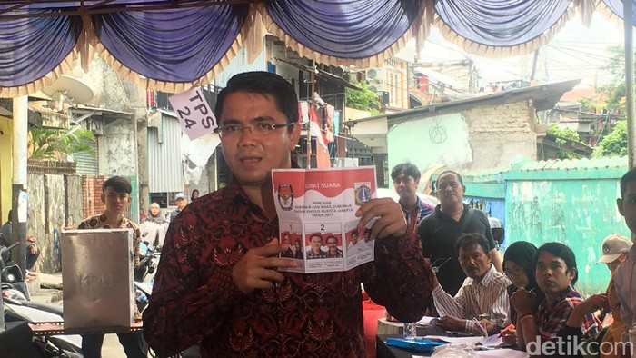 Nyoblos di TPS Kebon Melati, Arteria Dahlan Pose 2 Jari
