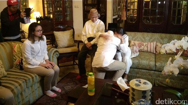 Sebelum ke TPS, Sandi Sungkem ke Ibunda