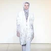 Anniesa pun mengaku koleksi Drama terinspirasi dari kisah dirinya sendiri. Sebagai sosok perempuan dramanya lebih menceritakan aku sendiri. Mulai dari pemilihan konsep, teknisnya, sketsa, aku terjun langsung dan tak semudah yang dibayangkan. Semua pasti ada efek dramatisnya, ungkap Anniesa kepada Wolipop di sela-sela sesi fitting baju di butik Indonesia Fashion Gallery, New York, Amerika Serikat, pada Februari 2017. Foto: Dok. Getty Images