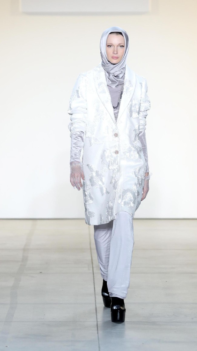 Anniesa pun mengaku koleksi Drama terinspirasi dari kisah dirinya sendiri. Sebagai sosok perempuan dramanya lebih menceritakan aku sendiri. Mulai dari pemilihan konsep, teknisnya, sketsa, aku terjun langsung dan tak semudah yang dibayangkan. Semua pasti ada efek dramatisnya, ungkap Anniesa kepada Wolipop di sela-sela sesi fitting baju di butik Indonesia Fashion Gallery, New York, Amerika Serikat, pada Februari 2017. Foto: Dok. Getty Images