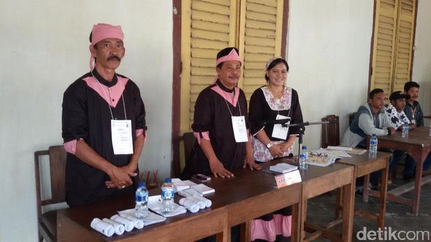 Petugas KPPS di TPS Bintaran Yogya ini Berbaju Ala Petani Belanda
