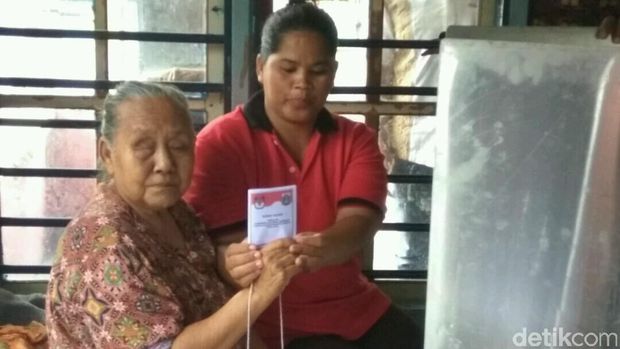 Warga Pulau Pramuka yang antusias mencoblos meski keterbatasan. 