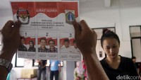 Petugas menunjukan Surat Suara yang masih belum tercoblos untuk pemilih di Rutan Pondok Bambu.