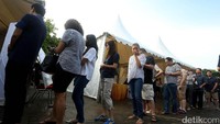 Warga mengantre di TPS 54, Pluit, Jakut.