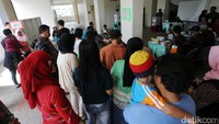 Warga mengantre untuk mencoblos.