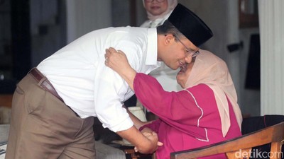 Anies Baswedan Sungkem ke Bunda Sebelum Nyoblos