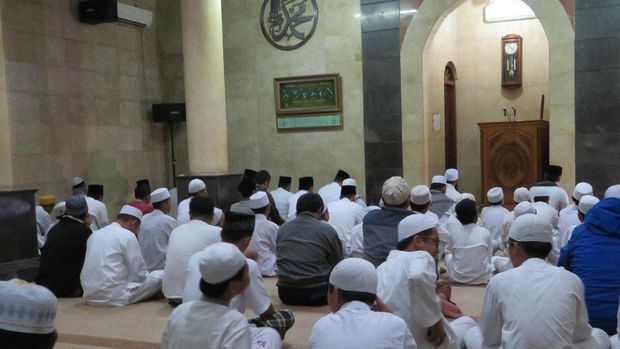 Anies salat subuh berjemaah bareng anak TPQ