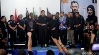 Konferensi pers ini dihadiri sejumlah elite Partai Demokrat seperti Ketua Fraksi PD di DPR Edhie Baskoro Yudhoyono, Waketum Roy Suryo, Sekjen Hinca Panjaitan, dan lainnya.