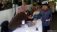Dia tiba di TPS sekitar pukul 09.45, ditemani sejumlah orang. Sebelumnya, putera pertama Habibie, Ilham Akbar Habibie telah memberikan hak suaranya, sekitar pukul 09.15 WIB. Ardan Adhi Chandra/detikcom.