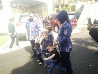 Bareng Anak dan Cucu, Sylviana Berangkat ke TPS di Duren Sawit