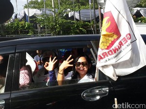 Pendukung Anies-Sandi Sapa Posko Agus-Sylvi di Wisma Proklamasi