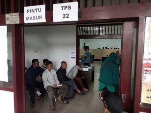 Sebelum Coblosan Dimulai, Isi Logistik di TPS Diperiksa