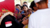 Anak-anak juga ikut memantau penghitungan suara.