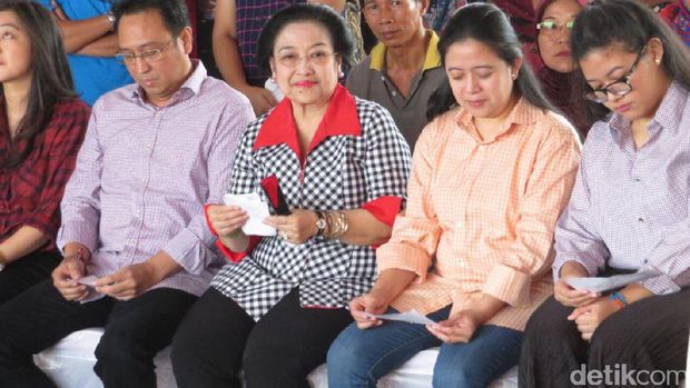 Megawati bersama putrinya, Puan Maharani.