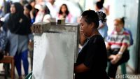 Warga Luar Batang Antusias Ikuti Pilgub DKI Warga Luar Batang Antusias Ikuti Pilgub DKI