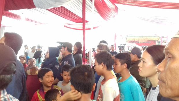 Warga antusias merespons penghitungan suara.