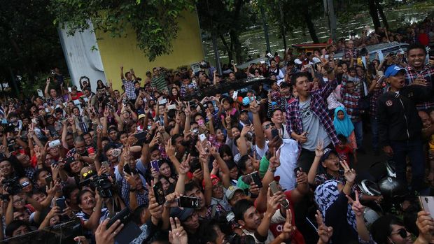 Kemeriahan Kubu Ahok dan Anies Ketika Unggul di Quick Count