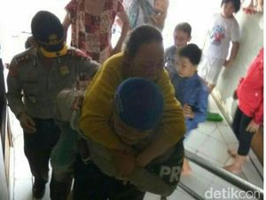 Polisi Ini Gendong Nenek Saat Nyoblos di TPS Muara Angke