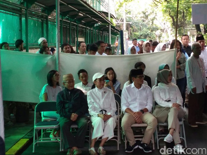 Ditemani Keluarga, Sandiaga Uno Tiba di TPS 01 Selong