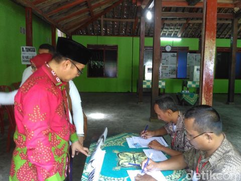 Pilkada Kulon Progo, Hasto Wardoyo Mencoblos di TPS Kokap