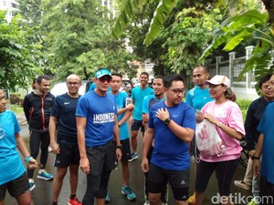 Sambil Lari Pagi, Sandiaga Pantau 3 TPS di Kebayoran Baru