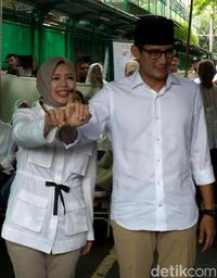 Foto: Gaya Istri Cagub dan Cawagub di Hari Pencoblosan 