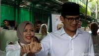 Sandiaga dan istri menunjukan jarinya usai mencoblos.