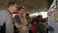 Sejumlah pemantau asing melihat jalannya pemungutan suara di TPS 95 Rutan Pondok Bambu.