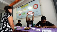 Sedikitnya 157 warga binaan masuk daftar pemilih tetap (DPT) dan ikut menentukan pilihan mereka. Sayangnya, nama Jessica Kumala Wongso dan Angelina Sondakh tak terdaftar dan tak terverifikasi.