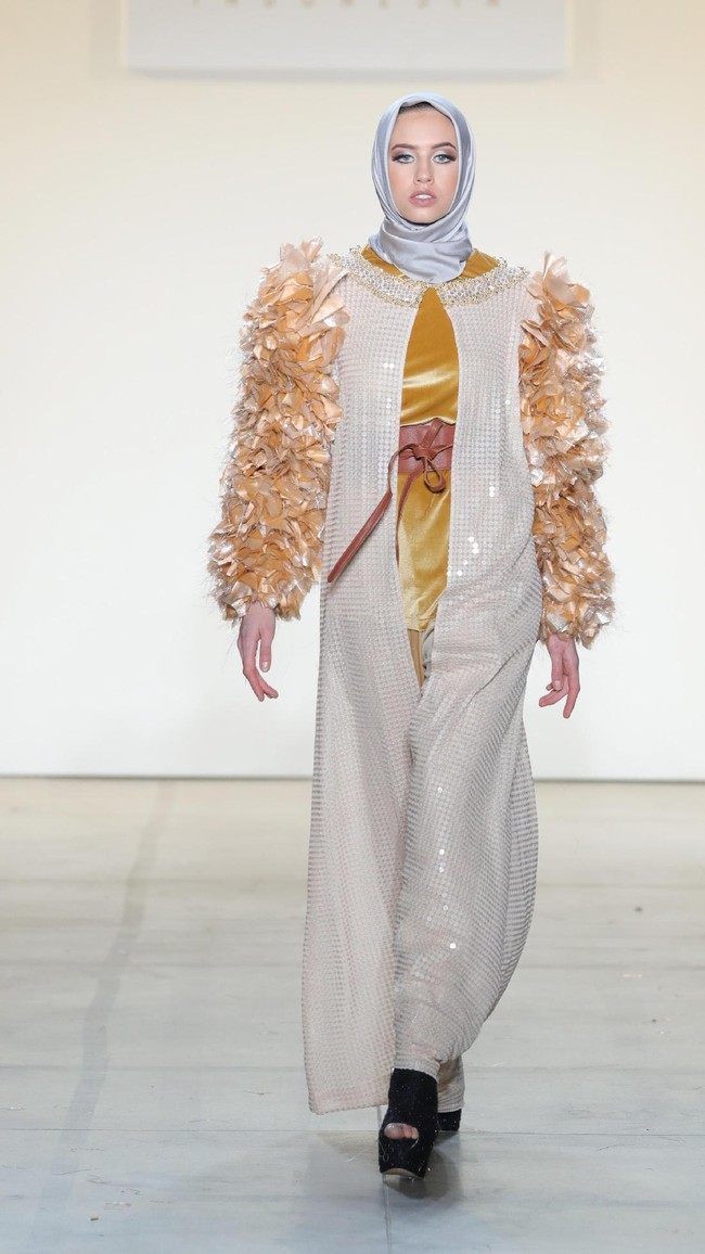 Sentuhan gold tetap terlihat pada koleksi di NYFW Fall/Winter 2017 sesuai dengan gaya khas desain Anniesa Hasibuan.  Foto: Dok. Getty Images