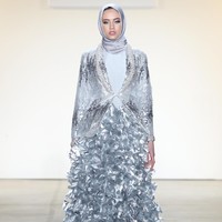 Koleksi Anniesa Hasibuan untuk NYFW Fall/Winter 2017 terlihat lebih mewah dan penuh detail. Foto: Dok. Getty Images