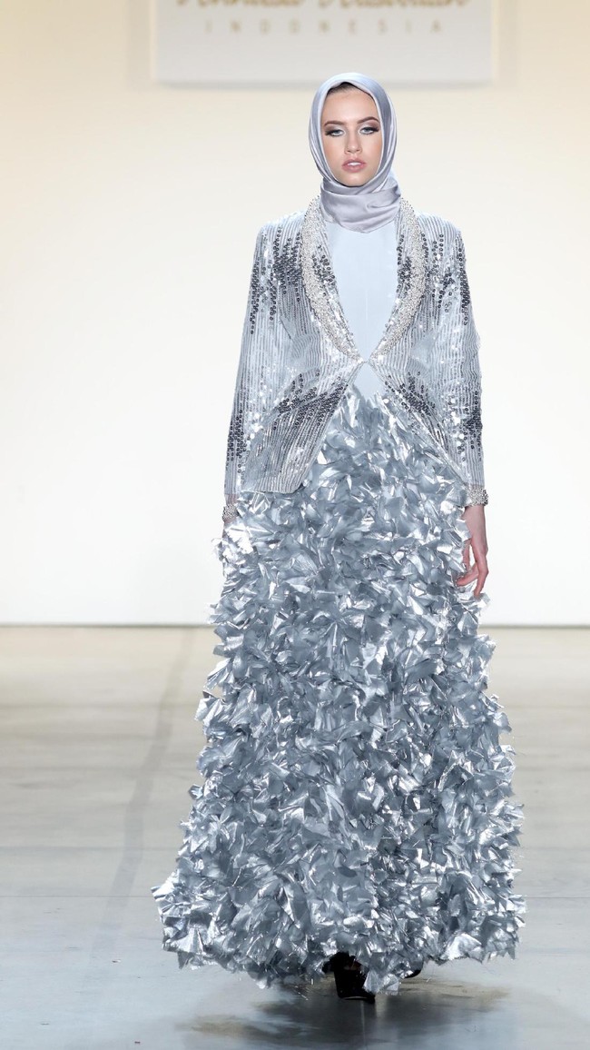 Koleksi Anniesa Hasibuan untuk NYFW Fall/Winter 2017 terlihat lebih mewah dan penuh detail. Foto: Dok. Getty Images
