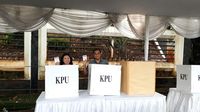Menhub Budi Karya Sumadi mencoblos di TPS 33 Bintaro.
