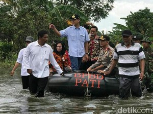 Gubernur Ganjar Pantau Pilkada Pati Naik Perahu Karet
