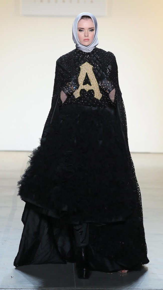 Anniesa Hasibuan kembali tampil di NYFW untuk kedua kalinya pada Februari 2017. Koleksi busana kali ini lebih glamour daripada sebelumnya. Foto: Dok. Getty Images