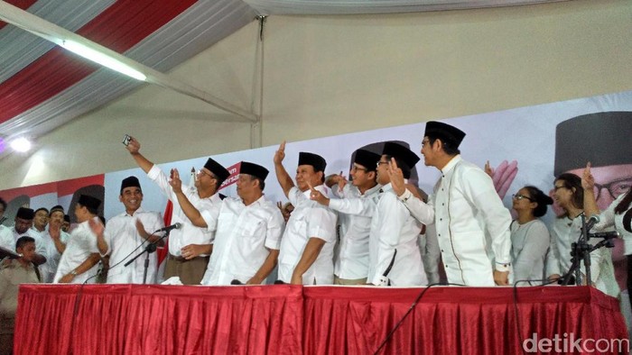 Momen Prabowo Selfie Bersama Anies-Sandi Usai Jumpa Pers
