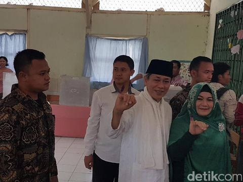 Cawagub Banten Embay Mulya Syarief di TPS, Rabu (15/2/2017