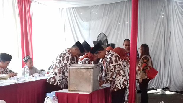 Suasana penghitungan suara di TPS Megawati.