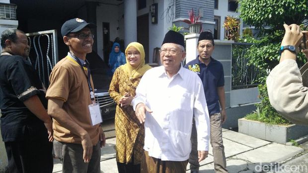 KH Ma'ruf Amin Datang ke TPS Bersama Anak dan Istri di Koja