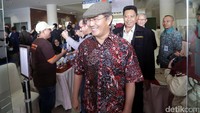 Mereka berkeliling di TPS 15 sambil menyapa dan bersalaman dengan sejumlah pasien yang akan menggunakan hak pilihnya.