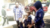 Anak sampai cucunya mengenakan baju batik senada motif ondel-ondel.