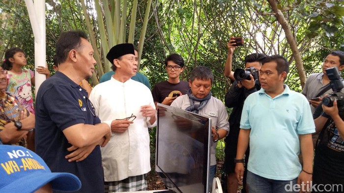 Bersarung, Wahidin Pantau Hasil Quick Count di Pinang Tangerang