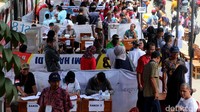 Warga mencoblos di sejumlah TPS yang didirikan di Jalan Matraman.