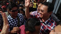 Mereka hadir dengan menggunakan baju bernuasa kotak-kotak. Kehadiran mereka juga untuk menonton bersama siaran quick count.