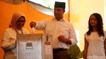 Anies dan Istri Pose 3 Jari Usai Mencoblos