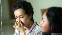 Julia Perez gagal memberikan hak suaranya pada Pilkada DKI Jakarta karena tidak memiliki formulir A5 untuk mencoblos di RSCM. Foto: Grandyos Zafna