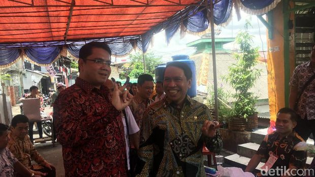 Nyoblos di TPS Kebon Melati, Arteria Dahlan Pose 2 Jari
