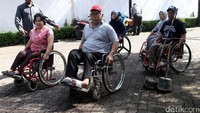 Para penyandang disabilitas menuju TPS 51 di Jalan Fatmawati.